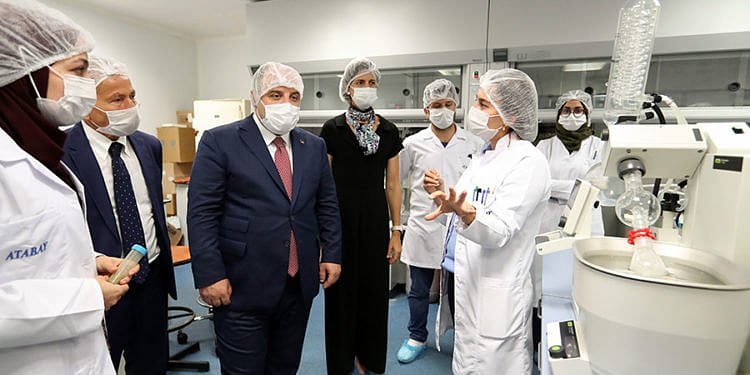 Bakan Varank koronavirüse karşı kullanılan ilacı üreten fabrikada-1