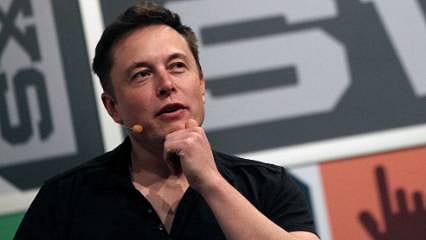 Elon Musk, Twitter'ı satın aldığını açıkladı
