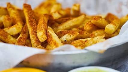 Fast food zinciri çalışanı müşterilere çöpten çıkardığı patatesleri satmakla suçlandı