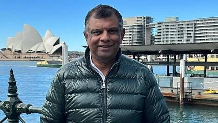 Havayolu şirketinin CEO'sunun masaj fotoğrafı tepki çekti