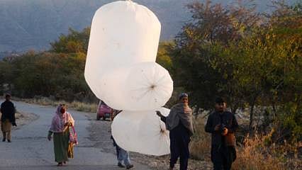 Uçan balon değil: Tarladan eve poşetle doğal gaz götürüyorlar...