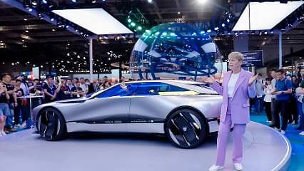 Peugeot 408X ve Peugeot Inception Concept'i tanıttı