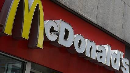 CNBC hesapladı: 10 yıl önce McDonald’s’a 1.000 $ yatıranın bugün ne kadar parası var?