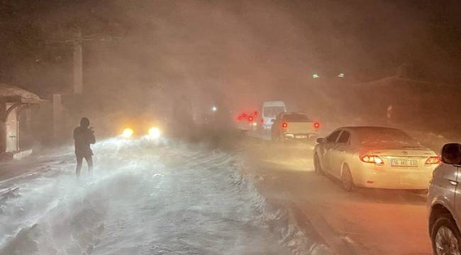 Uludağ'da etkili olan kar ve tipi ulaşımı olumsuz etkiliyor