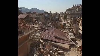 Deprem dünyanın aydınlatılan ilk caddesini de yıktı