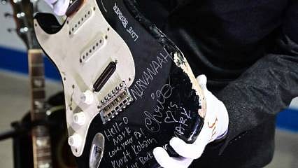 Kurt Cobain’in parçaladığı gitar beklenenin 10 katı fiyata satıldı 