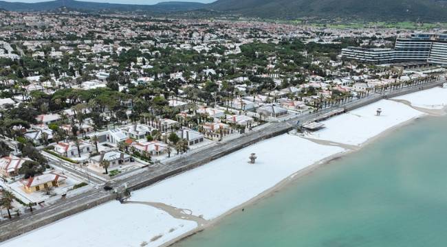  Ünlü tatil ilçesinde bu sabah şaşırtan görüntü: Plajlar beyaza büründü 