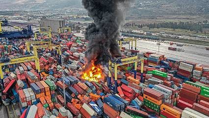 Depremin etkilediği İskenderun Limanı'nda yangın çıktı