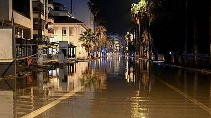 İskenderun'da deniz seviyesi yükseldi, caddeler su altında kaldı 