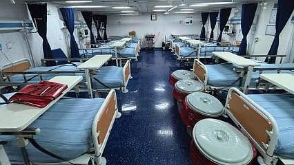 Dev çıkarma gemileri depremzedeler için yüzer hastane oldu