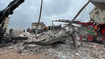 Müteahhitler hakedişlerinin yüzde 1'ini deprem bölgesinin yeniden imarı için bağışlayacak