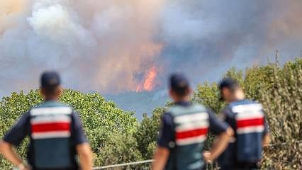 Çanakkale'de yangın rüzgarla yeniden alevlendi, müdahale sürüyor 