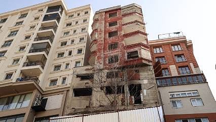 Sosyal medyada gündem olan binanın yıkımına başlandı 