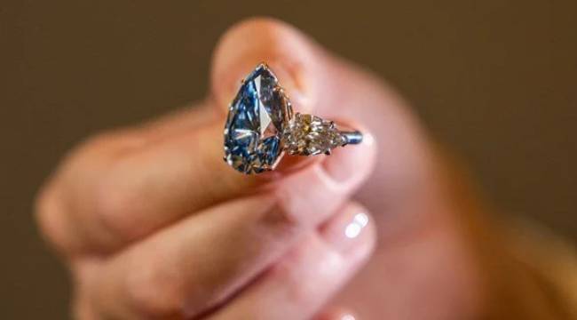 "Kusursuz" mavi elmas açık artırmaya çıkıyor: Satış rekoru bekleniyor 