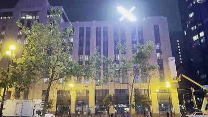 Twitter'ın binasındaki parlak X, komşuları çileden çıkardı