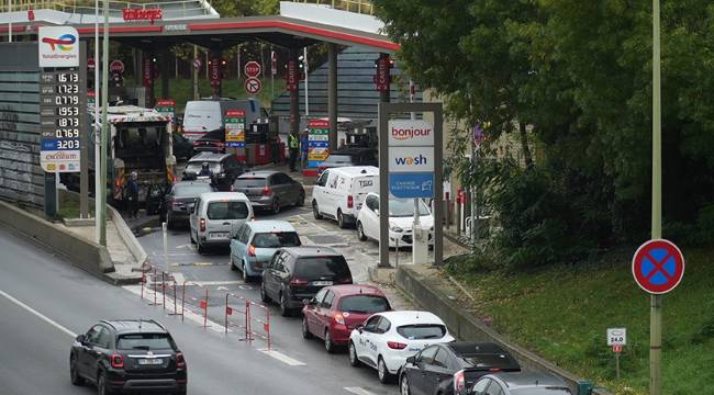 Paris'te benzin krizi... Uzun kuyruklar oluştu 