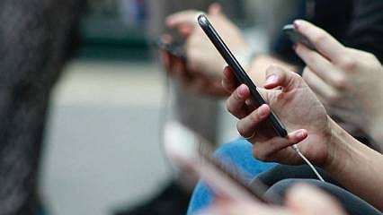 Bakan Uraloğlu, gençlere vergisiz telefon ve 10 GB internet için tarih verdi 