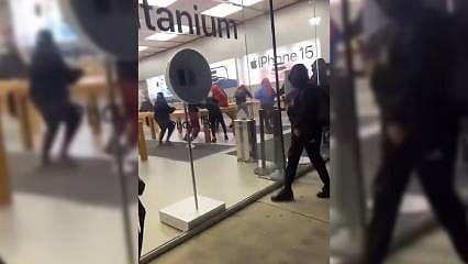 ABD'nin Philadelphia kentinde Apple dahil birçok mağaza yağmalandı