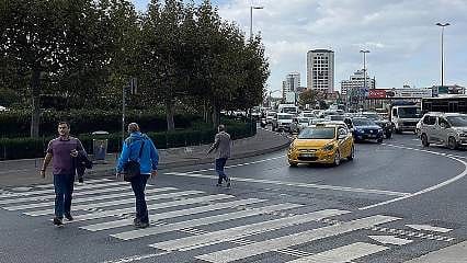 Yaya yolları ve kaldırımlara standart getirildi 