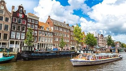Turist sayısını azaltmak isteyen Amsterdam büyük yolcu gemilerini yasakladı 