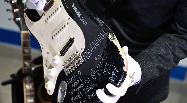 Kurt Cobain’in parçaladığı gitar beklenenin 10 katı fiyata satıldı 