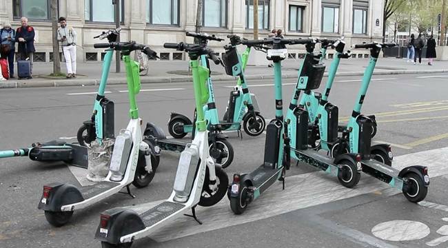 Paris, dünyada kiralık e-scooter’ları yasaklayan ilk şehir oldu