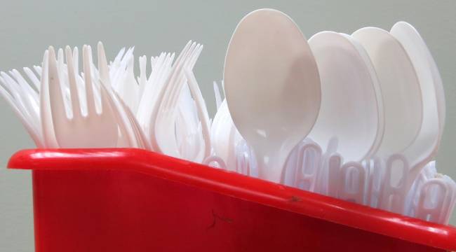 İngiltere'de tek kullanımlık plastik ürün yasağı başlıyor 