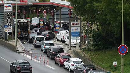 Paris'te benzin krizi... Uzun kuyruklar oluştu 