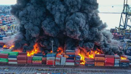 İskenderun Limanı'nda koyteynerler yanıyor 