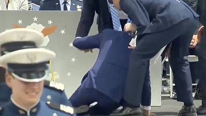 Biden'ın zor anları... Sahnede düştü