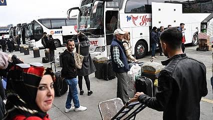 Otogarlarda bayram yoğunluğu: Biletler tükendi, ek seferler düzenlendi