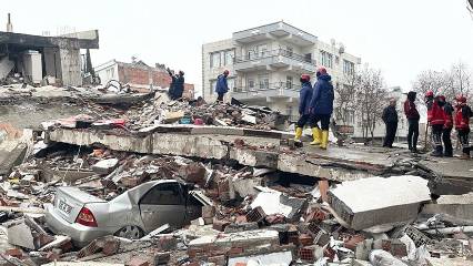 Kahramanmaraş merkezli depremlerde 2 bin 921 kişi hayatını kaybetti