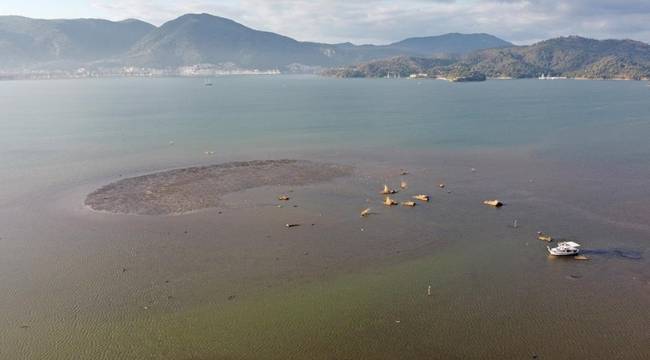 Fethiye'de deniz suyu 10 metre çekildi