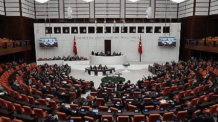50/d'li araştırma görevlilerinin kadroya alınmasını da içeren teklif yasalaştı 