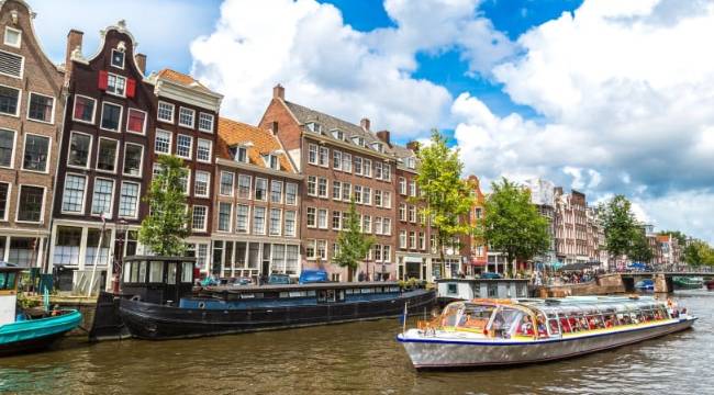 Turist sayısını azaltmak isteyen Amsterdam büyük yolcu gemilerini yasakladı 