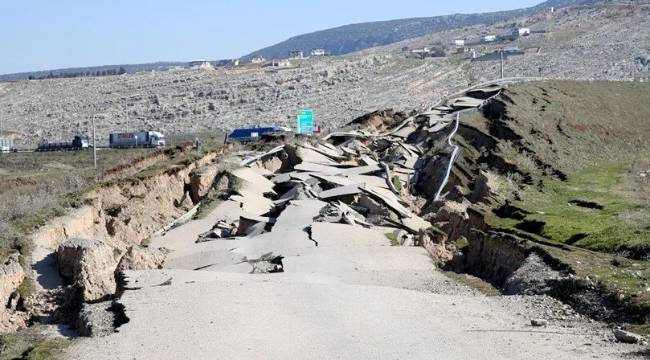 Yol depremde paramparça oldu