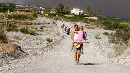 Yunanistan Başbakanından, Rodos'u yangın nedeniyle terk eden turistlere ücretsiz tatil sözü 