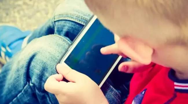 Çocuğa kaç yaşında cep telefonu alınmalı? Yale Üniversitesi profesöründen kritik tavsiye