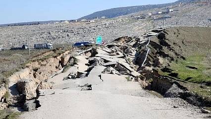 Yol depremde paramparça oldu