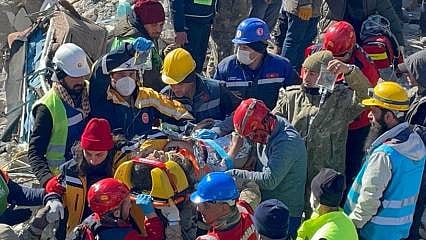2 kardeş 152 saat sonra kurtarıldı