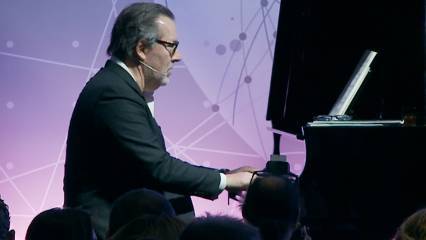  “HSBC Premier Sohbetleri”nde sürpriz piyano dinletisi 
