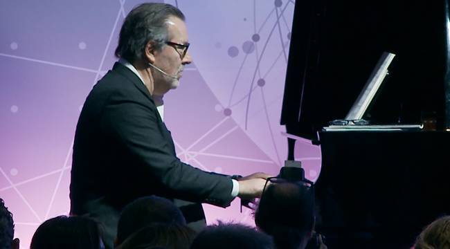  “HSBC Premier Sohbetleri”nde sürpriz piyano dinletisi 